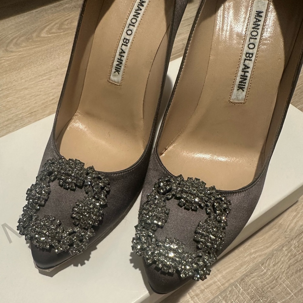 MANOLO BLAHNIK Hangisi Grey Satin Jewel Buckle Pumps sz35 - Picture 2 of 8